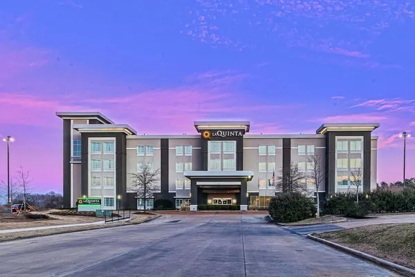 Photo 1 - La Quinta Inn & Suites by Wyndham Starkville at MSU