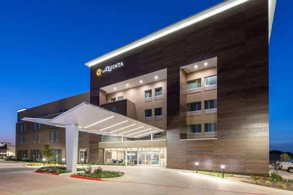 Photo 1 - La Quinta Inn & Suites by Wyndham Round Rock near Kalahari