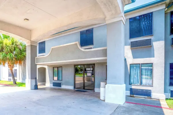 Photo 1 - Capital O Fairway Inn - Baytown La Porte TX