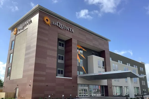 Photo 1 - La Quinta Inn & Suites by Wyndham Corpus Christi Southeast
