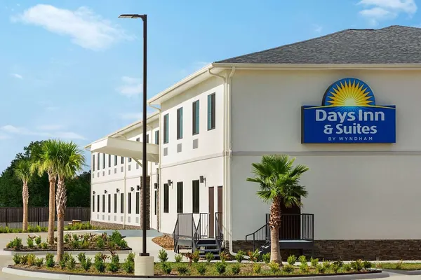 Photo 1 - Days Inn & Suites by Wyndham Greater Tomball