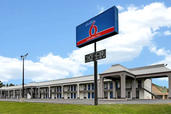 Photo 1 - Studio 6 Meridian, MS - Bonita Lakes