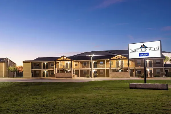 Photo 1 - Eagle's Den Suites Kenedy a Travelodge by Wyndham