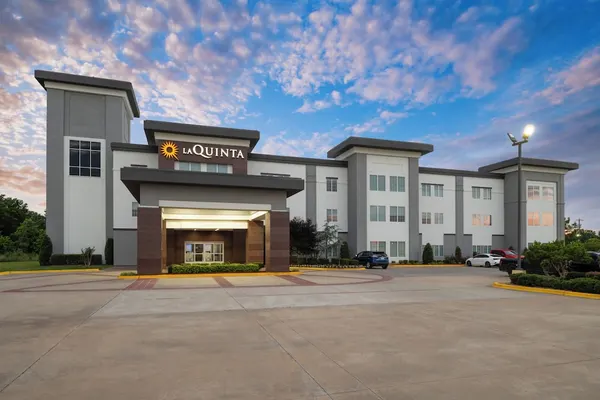 Photo 1 - La Quinta Inn & Suites by Wyndham Muskogee