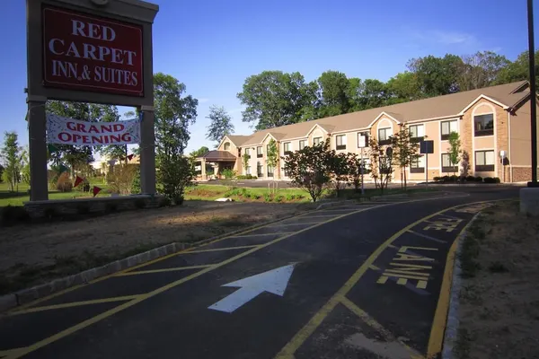 Photo 1 - Red Carpet Inn And Suites Monmouth Jtc