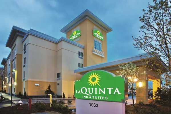 Photo 1 - La Quinta Inn & Suites by Wyndham Bellingham