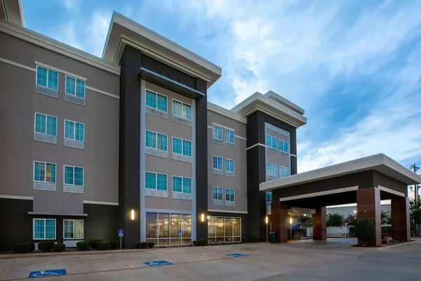 Photo 1 - La Quinta Inn & Suites by Wyndham Durant