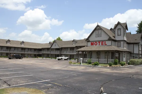 Photo 1 - Hotel O Victorian Inn Athens TX