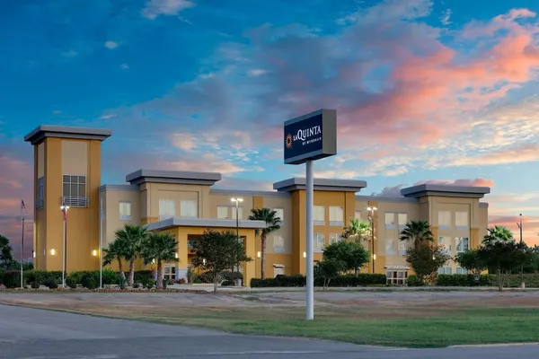 Photo 1 - La Quinta Inn & Suites by Wyndham Jourdanton - Pleasanton