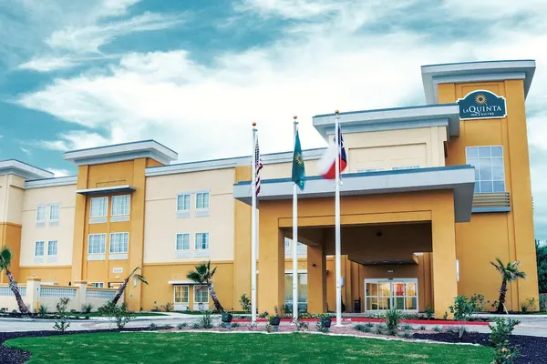 Photo 1 - La Quinta Inn & Suites by Wyndham Cotulla