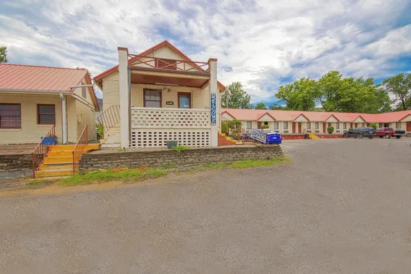 Photo 1 - Sunflower Motel Hiawatha By OYO