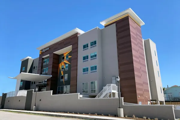 Photo 1 - La Quinta Inn & Suites by Wyndham Galveston North at I-45