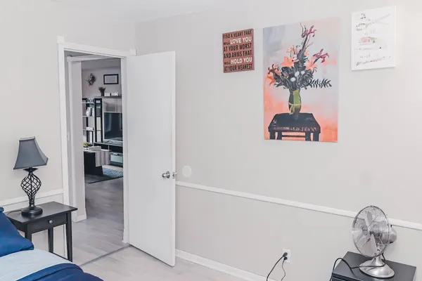 Photo 1 - New-20p off-Uptown Love MPLS next to Fun