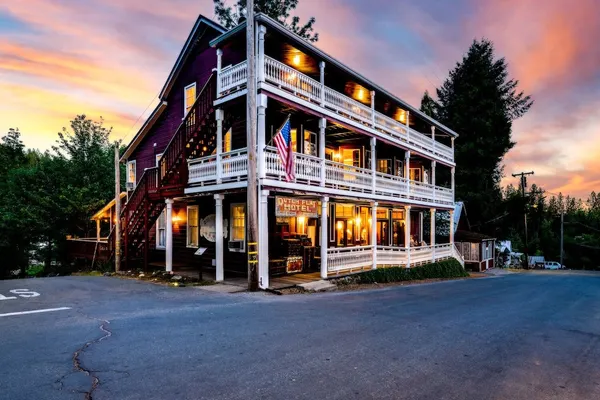 Photo 1 - The Dutch Flat Hotel