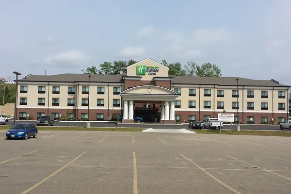 Photo 1 - Holiday Inn Express Hotel & Suites Cambridge