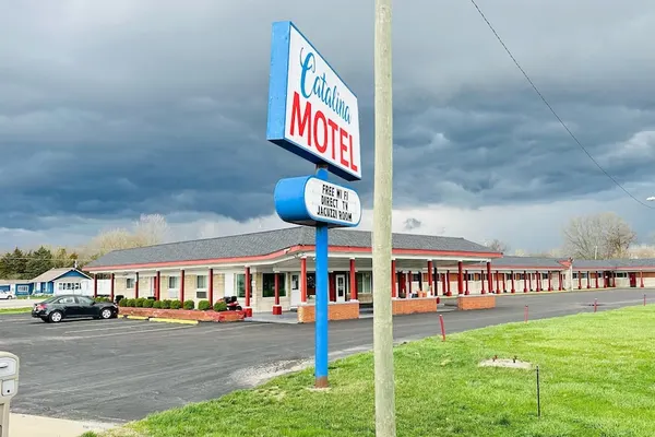 Photo 1 - Catalina Airport Motel