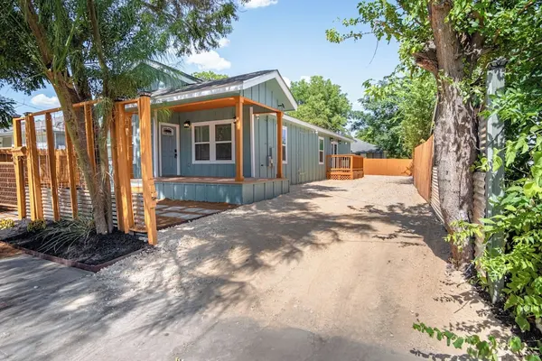 Photo 1 - Newly Remodeled 4BR 2BA Near Amazing Downtown