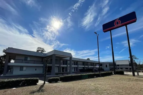 Photo 1 - Motel 6 Texarkana, TX