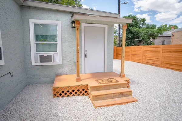 Photo 1 - Cozy and Lovely 2BR 1BA Apt#b Near Lively Downtown