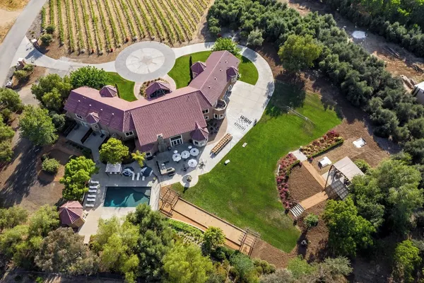 Photo 1 - Wilson Creek Manor By Avantstay Sleeps 10! Amazing Estate w/ Pool & Game Room