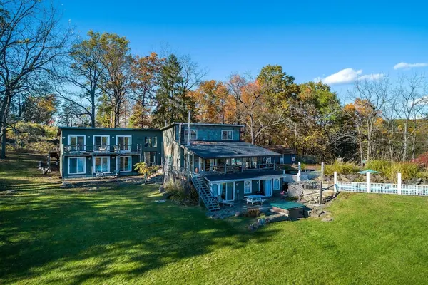 Photo 1 - Shakespeare on the Hudson by Avantstay Two Home Buyout on the Hudson River! 22 Bedrooms!