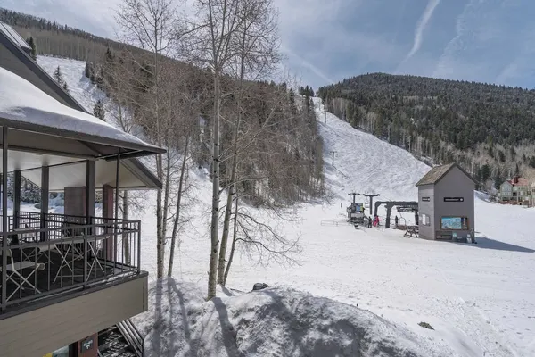 Photo 1 - Cimarron Lodge 7 by Avantstay Ski-in/ski-out Property in Complex w/ Two Hot Tubs!
