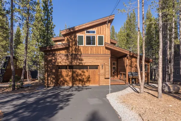 Photo 1 - Sawtooth by Avantstay Spacious Pine Tree Cabin w/ Hot Tub