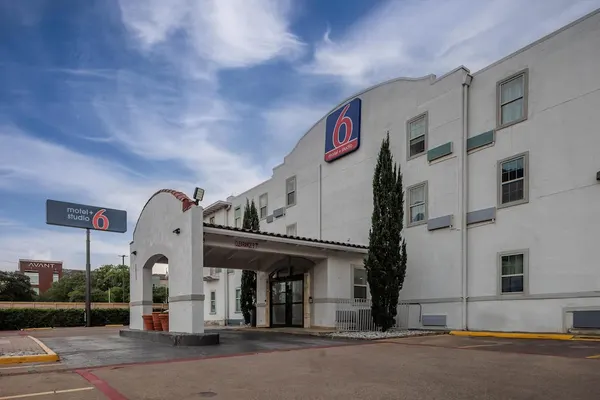 Photo 1 - Studio 6 Suites - Dallas, TX - Downtown