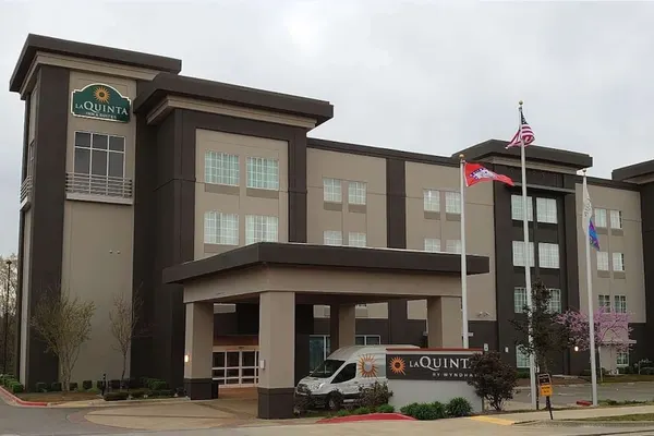 Photo 1 - La Quinta Inn & Suites by Wyndham Little Rock - West