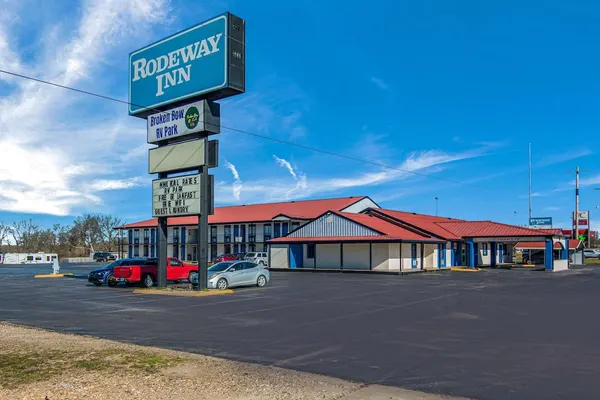 Photo 1 - Rodeway Inn Broken Bow - Hochatown