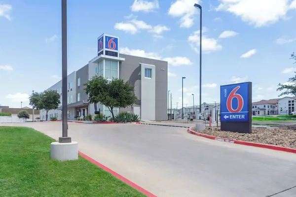 Photo 1 - Motel 6 Laredo, TX - Airport