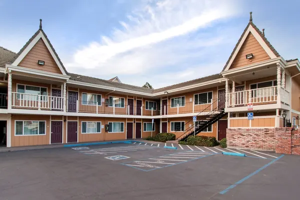 Photo 1 - Ramada Bayside Inn & Suites Eureka