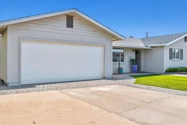 Photo 1 - Amazing 4-bdrm W/backyard Paradise in Scottsdale!