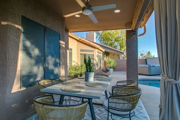 Photo 1 - Luxury Scottsdale 5 Bdrm W/pool and Hot Tub!