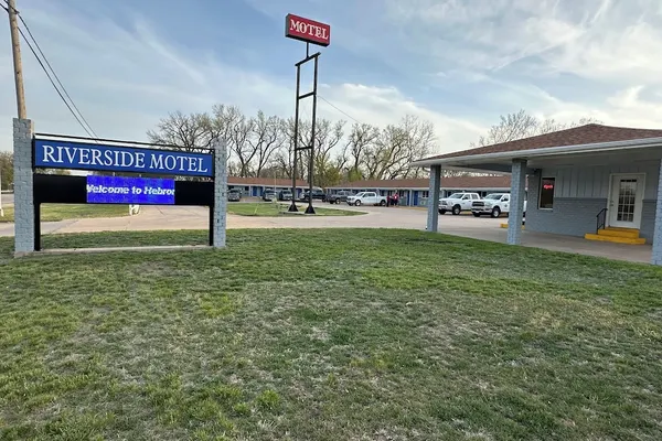 Photo 1 - RIVERSIDE MOTEL