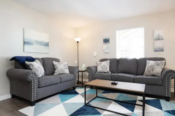 Photo 1 - Comfy Convenient Home 4bdrm Wifi Long Stays