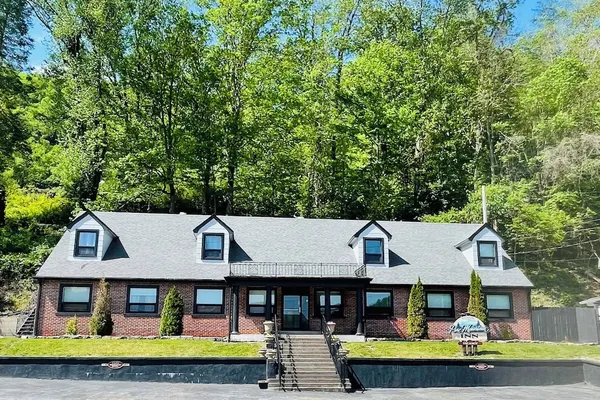 Photo 1 - Pine Mountain Inn