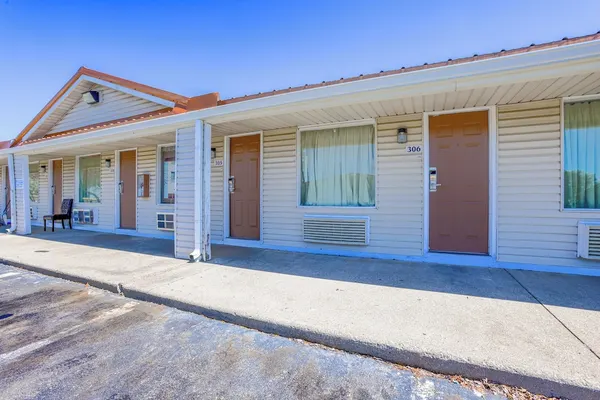 Photo 1 - Cozy Garden Inn By OYO Hwy 40 Richmond