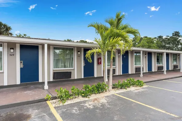 Photo 1 - Travelodge by Wyndham Kissimmee/Orlando