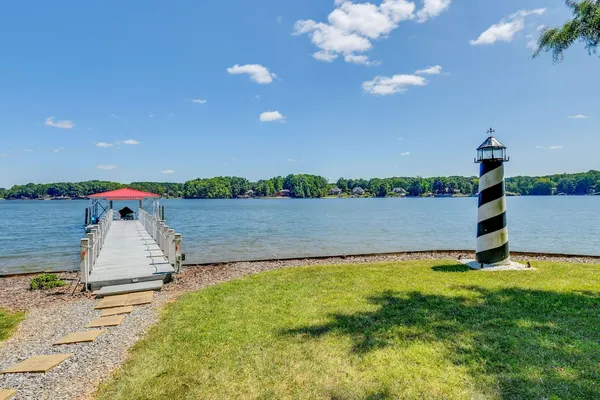Photo 1 - 'skipper's Lighthouse' Retreat on Lake Norman