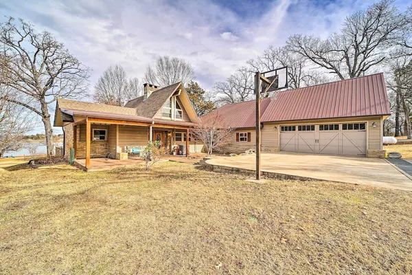 Photo 1 - Spacious Lakeside Getaway w/ Fire Pit