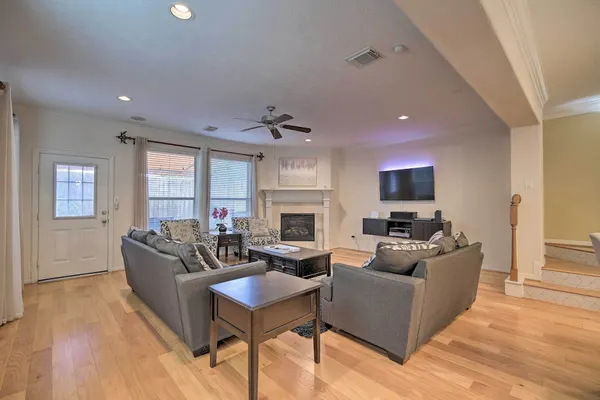 Photo 1 - 2,500 Sq Ft Townhome - Walk to Central River Oaks!