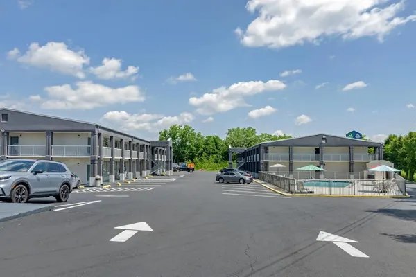 Photo 1 - Suburban Studios Verona - Staunton North