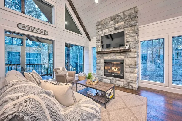 Photo 1 - Modern Cabin w/ Hot Tub: 1 Mi From Hochatown!