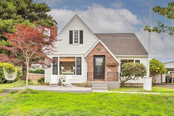 Photo 1 - Seaside Cottage With Hot Tub: Walk to the Beaches!