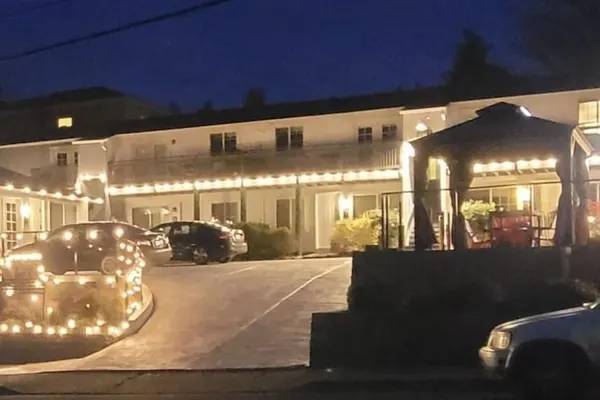 Photo 1 - Hood River Suites Apartment Hotel