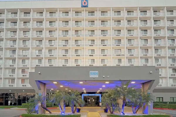 Photo 1 - Studio 6 Suites Los Angeles, CA - Los Angeles - LAX