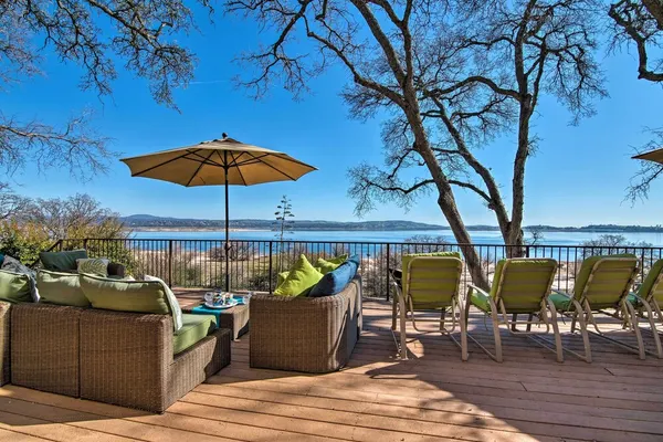 Photo 1 - 'casa D'amore': Extravagant Lakefront Villa!