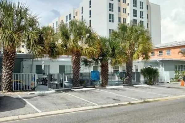 Photo 1 - Tropical Sky Ranch Motel