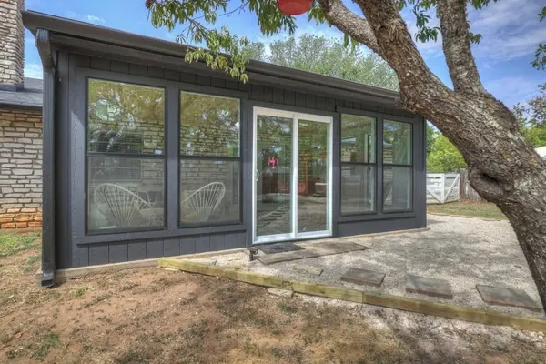 Photo 1 - Eclectic Fun Haus With Hot Tub - 3 Min Drive to Main